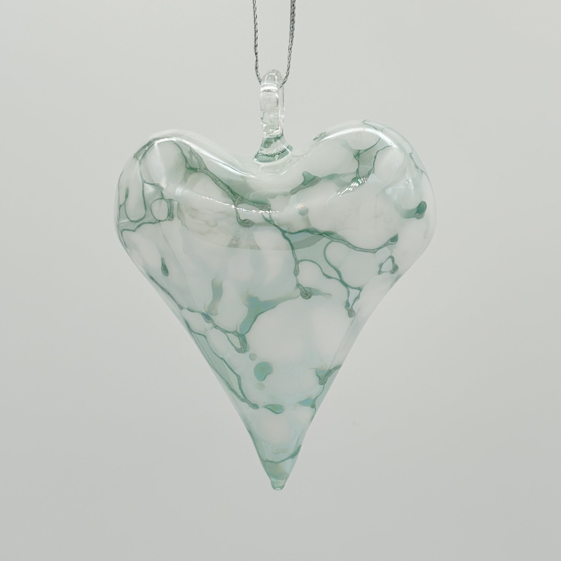 Heart-shaped ornament with green and white marbled pattern 