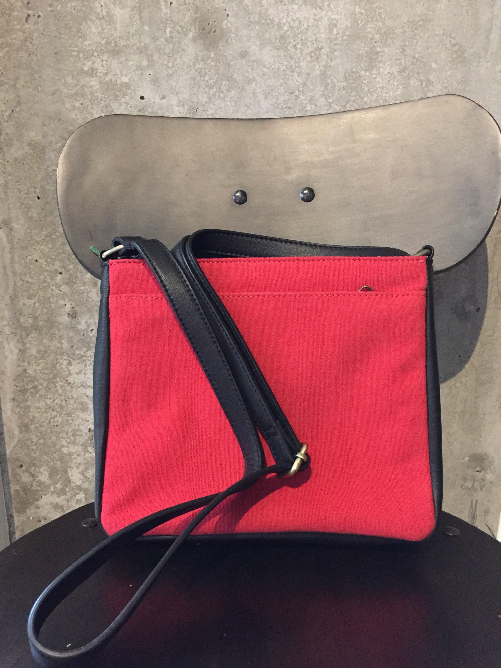 Linen Crossbody with Embroidered Pigeons - Dandarah