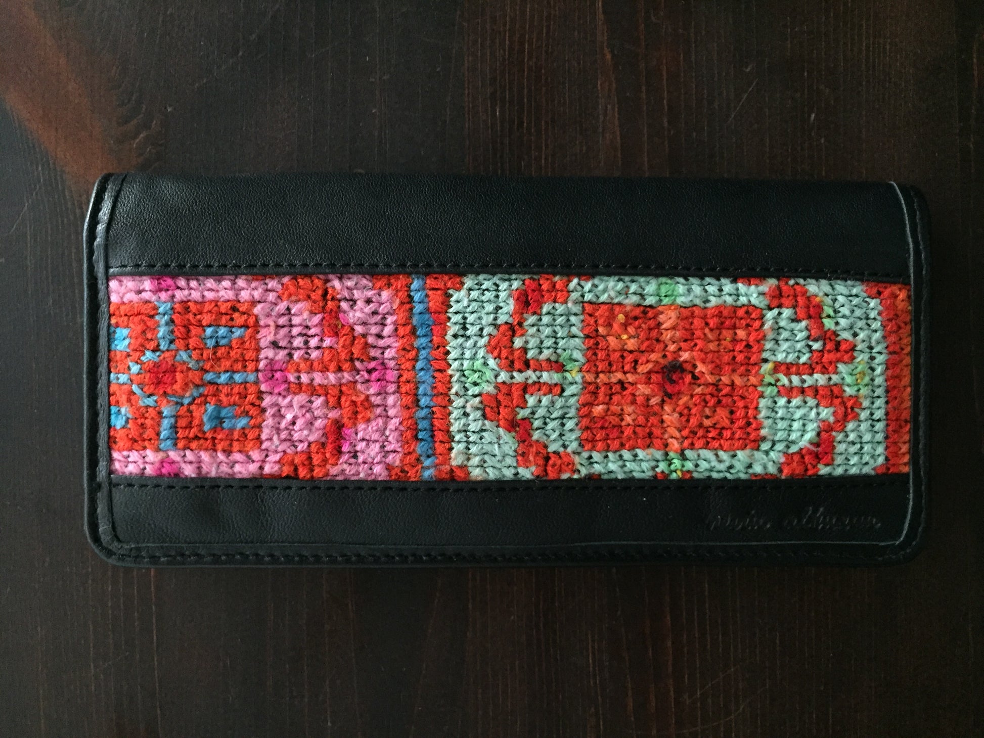 Handmade Leather Wallet with Hand Embroidery - Medium - Dandarah